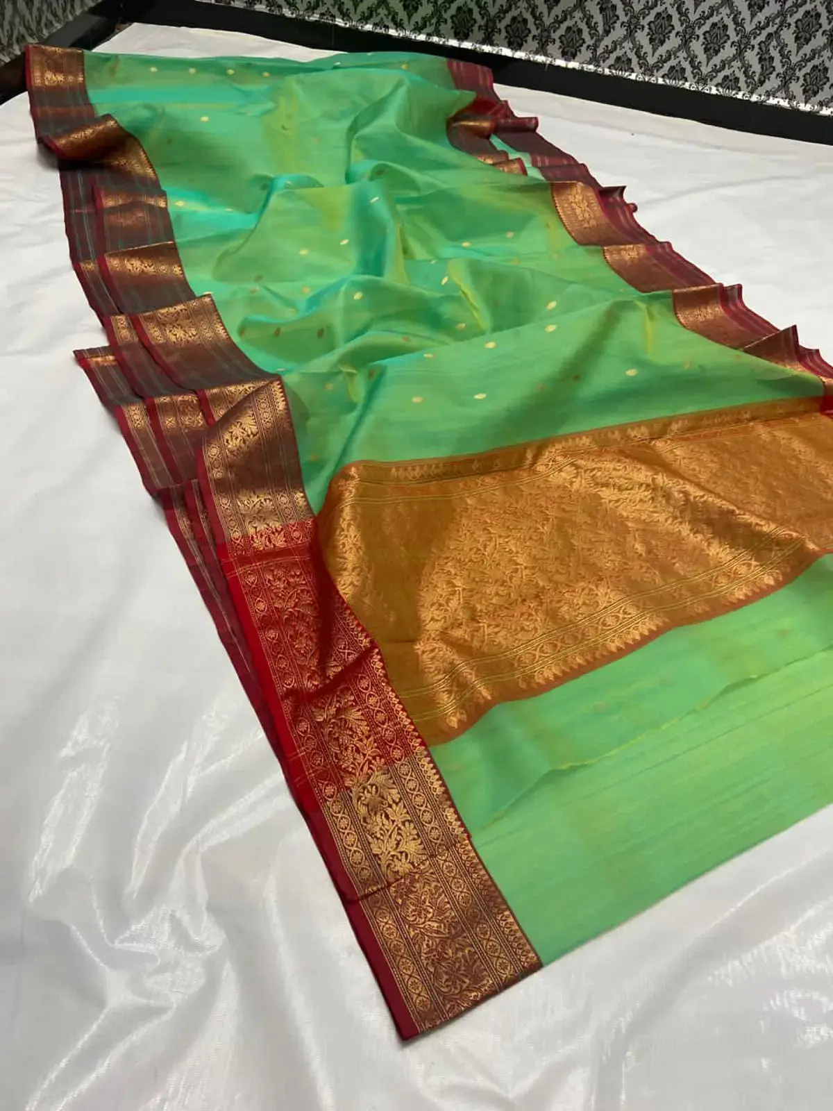 Handwoven Emerald Green & Gold Emerald Green with Gold Buti Chanderi Saree - Authentic Chanderi Silk Saree Chanderi Saree